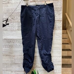 The North Face | Women's 10 Regular - Ruched Hiking Active Ankle Pants - Blue